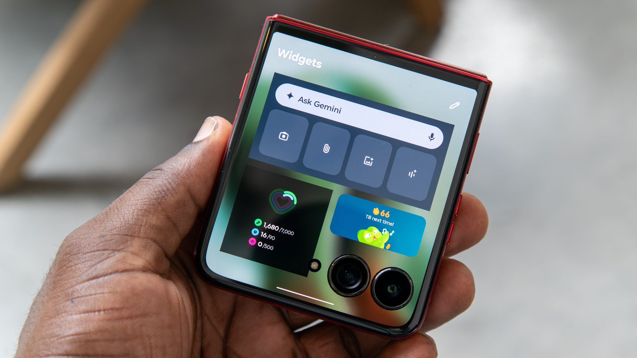 T-Mobile Provides Last Year’s Motorola Razr Ultra at No Cost with New Line, Ignoring 2026 Models