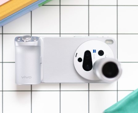 Telephoto Lenses Should Be Standard in More Phone Cameras