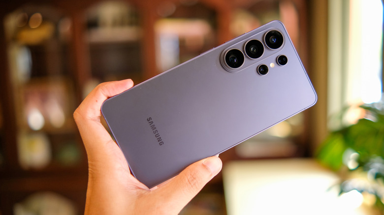 "The Flashlight of the Galaxy S26 Can Melt Plastic, Adding to the List of Devices with Comparable Features"