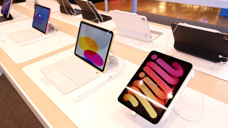 Various iPad models displayed in an Apple Store