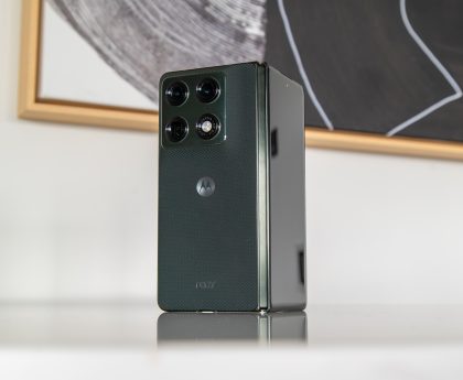 "Advantages and Disadvantages of the Motorola Razr Fold: 7 Reasons to Purchase and 3 Reasons to Avoid"
