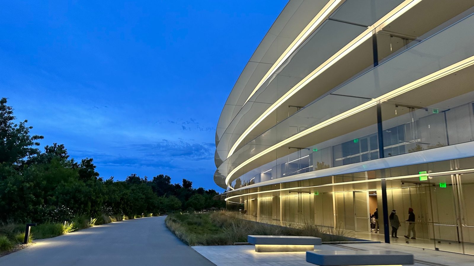 Apple Aims to Seek Tariff Reimbursements and Reinvest in Domestic Manufacturing
