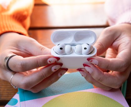 Apple's AirPods with AI Cameras Near Production