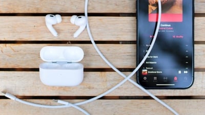 Apple's AirPods with Cameras Enter Final Testing Phase