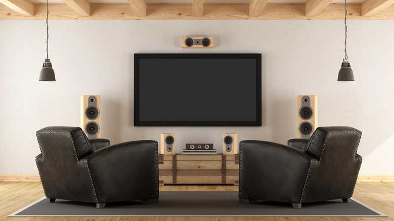Comparing Soundbars and Surround Sound Systems for the Best Home Theater Configuration