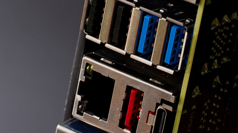 Comparing USB Port Speeds: Red vs. Blue