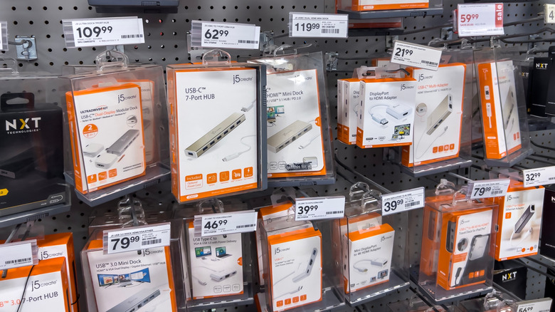 Comprehending the Distinctions Between USB Hubs and Docking Stations