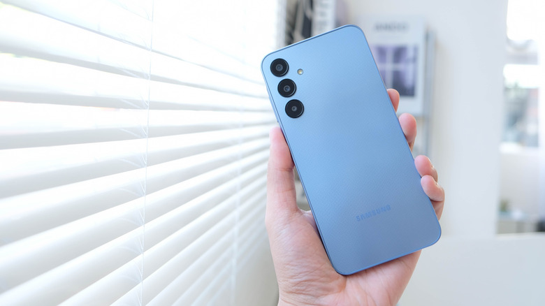 Consumer Reports Suggests Purchasing the $300 Samsung Smartphone