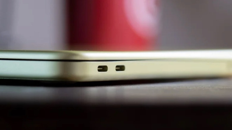 Contrasting Heat Regulation: Plastic vs. Metal Laptop Casings