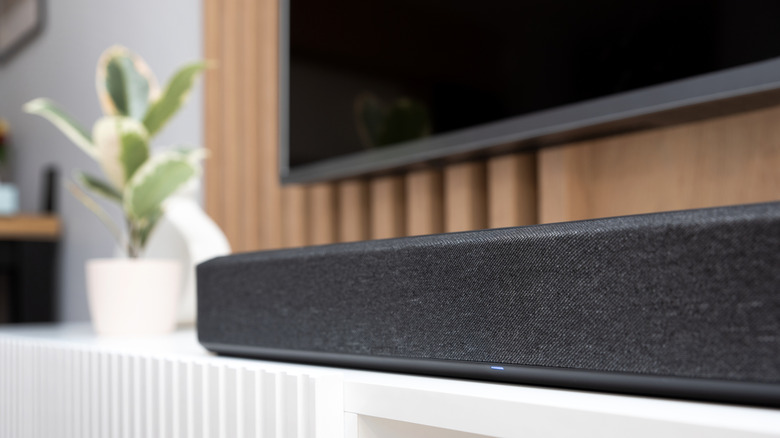 Evaluating Soundbars and Speakers: Selecting the Optimal Audio Option for Your Television