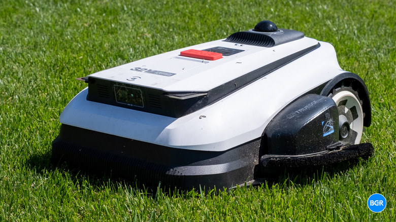 Examination of the Ecovacs GOAT A3000 LiDAR Pro: An In-Depth Analysis of the High-End Whole-Lawn Robotic Mower