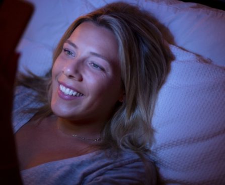 Experts Provide Insights: The Effects of Phone Blue Light on Sleep