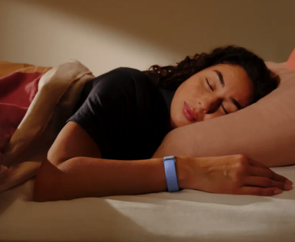 Google Introduces Screenless Fitbit Air Similar to Whoop