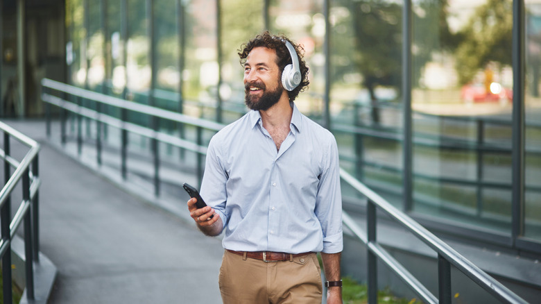 Grasping the 60-60 Principle for Secure Headphone Usage