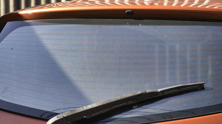 Grasping the Function of Lines on Automobile Rear Windows