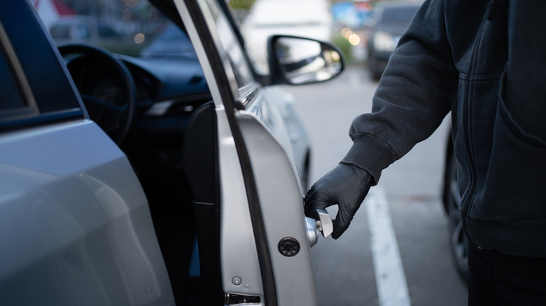 How Criminals Utilize Technology to Hijack Vehicles Without Keys or Shattering Windows