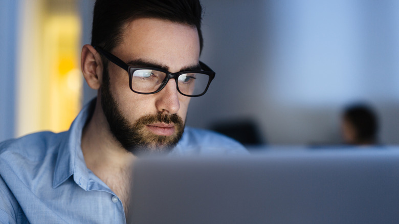 How Display Screens Can Damage Your Eyes and Methods to Avoid It