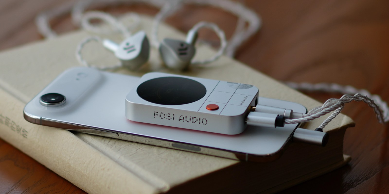 Magnetic Headphone Amplifier featuring DAC and Display Tailored for iPhone