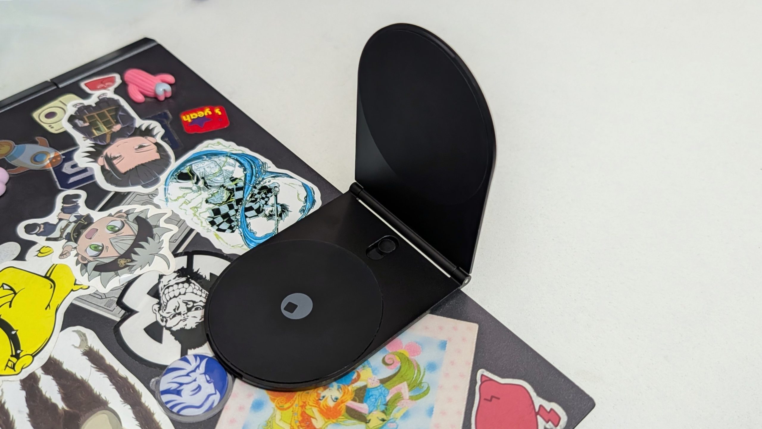 "Rolling Square's Almost Unnoticeable Slim Magnetic Plate for Attaching Phones and Tablets to Displays"