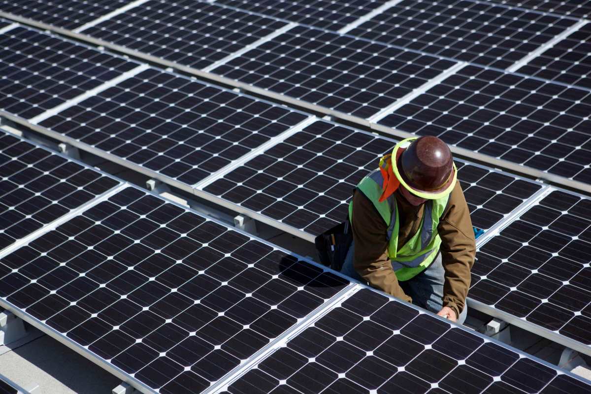Solar to Lead Energy by 2035, While AI Data Centers Sustain Fossil Fuel Demand