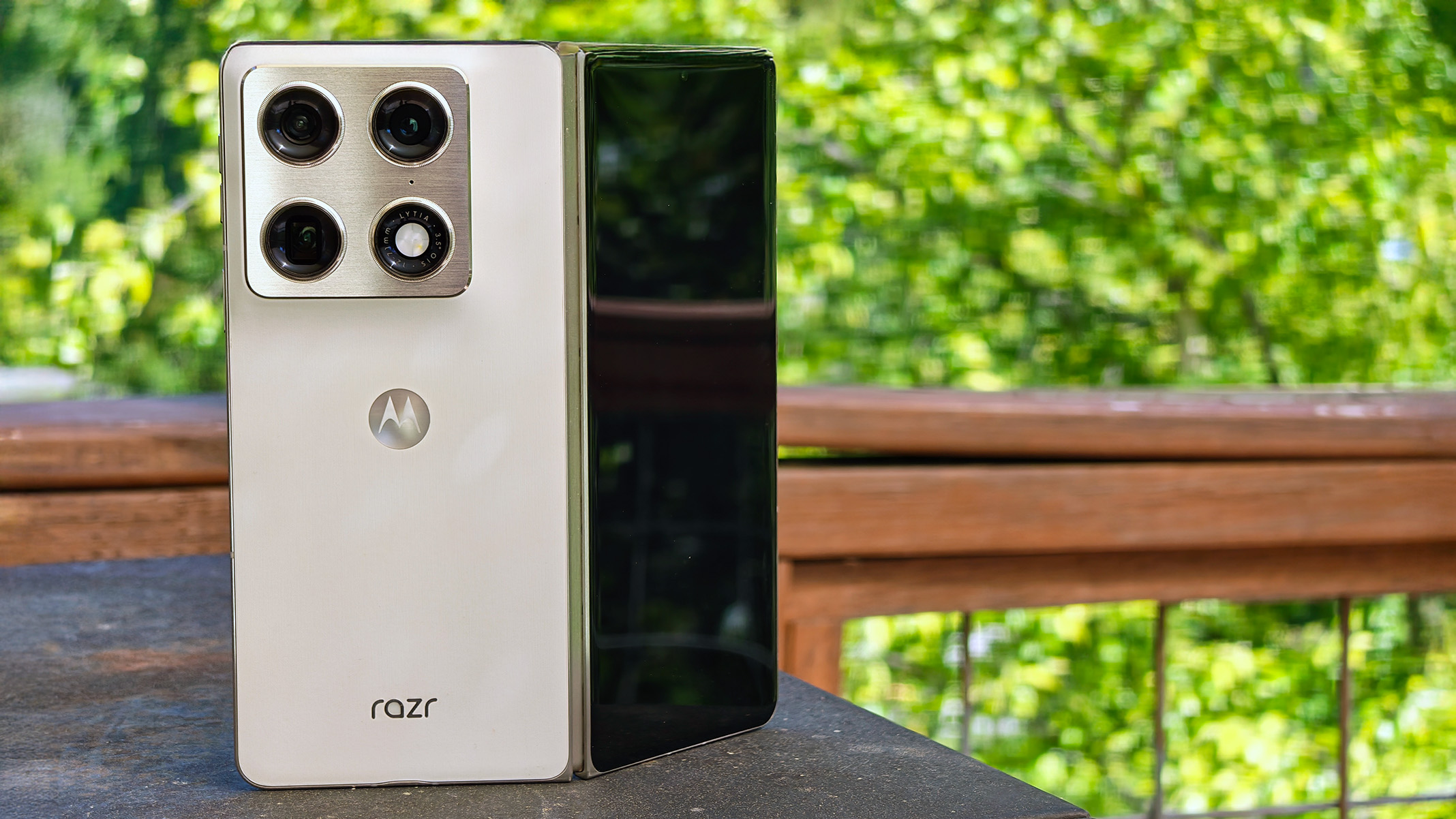 "The Exceptional Power of the Motorola Razr Fold Camera: Able to Detect Remote Objects with Stunning Clarity"