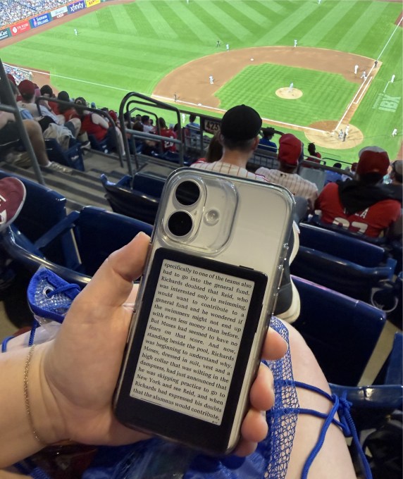 This Compact Magnetic E-Reader May Prevent Doomscrolling