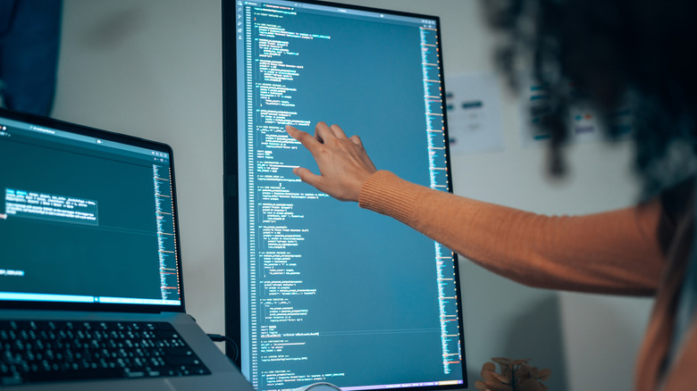 Top 5 Vertical Displays to Upgrade Your Computer Configuration