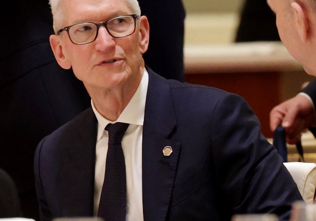 US mandates Air Force One travelers to discard gifts, pins, and burner phones following China visit