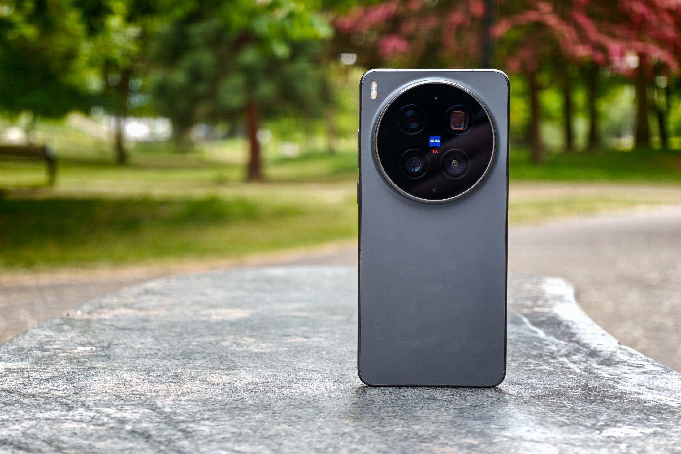 Vivo's X300 Ultra Boasts the Best Cameras in Any Phone